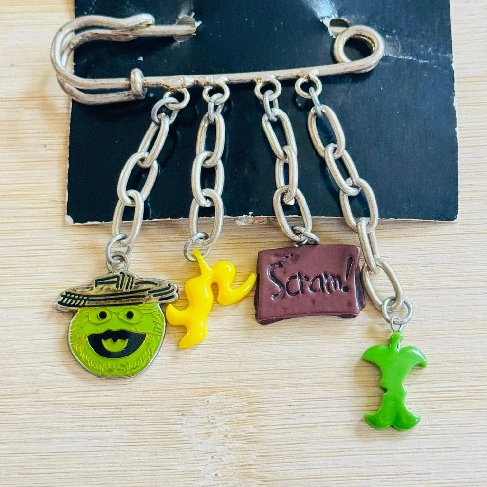 VTG 2005 Sesame Street Oscar Scram Brooch Pin Figural Charm‎ Dangle Y2K